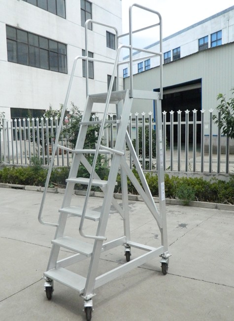 “鋁合金梯子，外面太危險(xiǎn)，室外壽命只能一年”